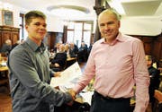 Fleiss in der Lehre lohnt sich: Mauro Kühnis wurde gestern von Rotary-Rheintal-Präsident Christoph Kempter mit dem Förderpreis für den besten Lehrabschluss im Rheintal ausgezeichnet. (Bild: Max Tinner)
