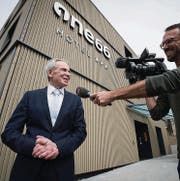 Ein Fernsehreporter interviewt Hoteldirektor Jörgen F. Kuhn. (Bild: Ralph Ribi (Ralph Ribi))