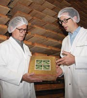 In der Käserei Oberli in Rossrüti: Inhaber Christian Oberli und Geschäftsführer Marcel Ledergerber präsentieren den «Schweizer Gold», der einen Cheese Award bekommen hat. (Bild: Simon Dudle)