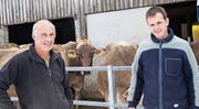 Sie haben aus zwei kleinen einen grossen Bauernhof gemacht: Josef Gämperli und Othmar Thalmann. (Bild: Michael Götz)