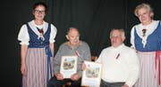 Die beiden neuen Toggenburger Ehrenveteranen, umrahmt von den Ehrendamen: Robert Brunner aus Neu St. Johann (links) und Jakob Bosshard aus Brunnadern. (Bild: PD)