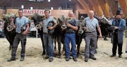 Die Sieger der Wattwiler Stierenschau von links: «Carlo» (Mister Wattwil 2017) von Ueli Knöpfel, St. Peterzell, «Romeo» von Ulrich Huser, Ennetbühl, «Maik» von Karl Alpiger, Alt St. Johann, «Prinz» von Christian Vetsch, Gams, und «Gospel» von Erich Meier, Grüningen. (Bilder: Martina Signer)