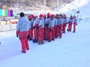 Die Südkoreaner stellen sich auf für die Übung, eine Tribüne schnell vom Schnee zu befreien. (Bild: PD)