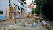 Kindergerechter Umbau: Derzeit wird der früher asphaltierte Pausenplatz hinter dem Spelterini-Schulhaus neu gestaltet. (Bild: Reto Voneschen)