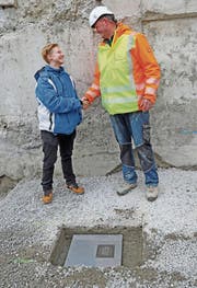 Lucia De-Marchi, Präsidentin Schülerparlament, und Peter Rohner, Tiefbaupolier, hatten die ehrenvolle Aufgabe, die Zeitkapsel ins Fundament zu legen. (Bild: Benjamin Schmid)