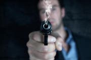 Mehrmals bedrohte der Angeklagte andere Personen mit seinem Revolver. Bei einer Gelegenheit drückte er auch ab. (Symbolbild: Fotolia)