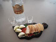 Wärmt von innen: russischer Salo (Speck) mit Zwiebeln und Wodka. (Bild: Angelina Donati)