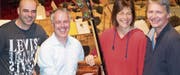 Die Kontrabassisten Kamil Losiewicz, Frank Sanderell und Gallus Burkard (von links) sowie Kontrabassistin Ute Grewel reisen mit Schauspielerin und Sopranistin Annette Labusch sowie dem Publikum musikalisch und spielerisch um die Welt. (Bild: PD)