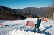 Sogar auf der Skipiste trifft Regisseur Beni Giger auf koreanische Wörter. (Bild: PD)