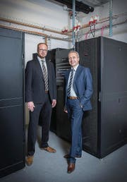 André Vils (links) von Würth ITensis in Rorschach und Unternehmenschef John Fisher im Serverraum. (Bild: Urs Bucher)