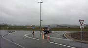 In der anderen Fahrrichtung kann nur noch jeweils ein Fahrzeug einfädeln. Eine grosse Fläche dient dem Schwerverkehr zum Abbiegen.
