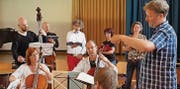 Die Konzentration der Mitwirkenden ist hoch: Mit den Solisten und dem Orchester war am Samstag in Ebnat-Kappel Hauptprobe. (Bild: pd)
