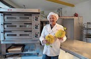 Pietro Cappelli mit Zitrusfrüchten – eine wichtige Zutat für sein Panettone. (Bild: Nina Rudnicki)