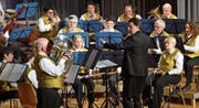 Auf Weltreise mit dem Musikverein Degersheim: Unter der Leitung von Robert Buza wurde am Samstagabend konzertiert. (Bild: Christoph Heer)
