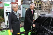 Die Stadträtin Gaby Krapf-Gubser (links) und Roger Wichser von der Raiffeisenbank Gossau-Niederwil bei der Einweihung der Elektrotankstelle. (Bild: pd)