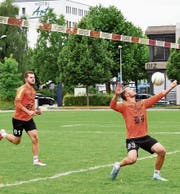 Die beiden Angreifer Juliano Fontoura (rechts) und Jan Meier (links) hatten gegen Jona kein leichtes Spiel. Zu stark war dessen Defensivleistung. (Bild: pd)