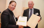 Regierungsrätin Carmen Haag stellt sich hinter die Protestaktion von Josef Imhof und Bürgerprotest Fluglärm Hinterthurgau. (Bild: Christof Lampart)