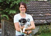 Hundetrainerin Karin Frei mit ihrer fünfjährigen Sima, einem Mischling zwischen einem Yorkshireterrier und einem Shizu. (Bild: ste)