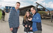 Kurt Köppel, Leiter des Rheinunternehmens (rechts), erklärte den Journalisten, wie das Anbringen von sogenannten Auflasten an den Dämmen funktioniert. (Bild: Kurt Latzer)