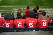 Zur Unterstützung der Mannschaft hatten sich die Fans mit roten T-Shirts eingekleidet. (Bild: Beat Lanzendorfer)