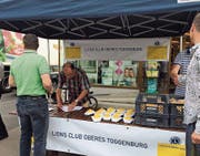 Die Lions gingen für einen guten Zweck auf die Strasse und haben gebacken. Verkauft wurden Butterzopflöwen des Lions Club Oberes Toggenburg. (Bild: PD)