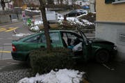 Das Auto knallte ungebremst in die Hauswand. (Bild: Stapo SG)