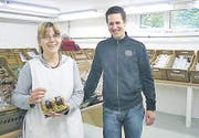 Christian Weniger, Geschäftsführer, und die Mitarbeiterin Michèle Lüber im Fabrikladen. (Bild: ste)