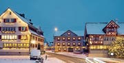 Seit Jahren schmückt der Verein zum Schutz des Ortsbilds den «Freihof» in der Weihnachtszeit mit Sternen. Die Mitglieder wünschen sich aber, dass die Lichter auch im Innern bald wieder angehen. (Bild: Urs Jaudas)