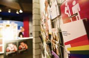 Präventionsarbeit in der Schwulenszene: Informationsbroschüren am Eingang der Männersauna Mann-o-Mann. (Bild: Luca Linder)