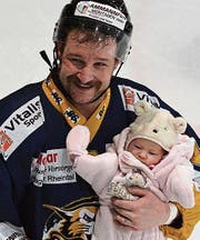 Mit seinem zweimonatigen Töchterchen Ladina hat sich Sascha Moser vom Widnauer Publikum verabschiedet. (Bild: ys)