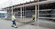 Bevor die Unterhaltsdienste der Stadt ihr Material aus der Fernheizungsanlage Breite ins ehemalige Feuerwehrdepot am Stossplatz zügeln, bekommt der über 40 Jahre alte Bau ein neues Dach und neue Tore. Die alten wurden gestern abmontiert. (Bild: Max Tinner)