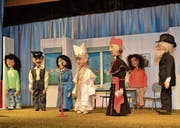 Szene aus dem Spiel der Wildhauser Puppenbühne. «Der Tag, an dem der Papst gekidnappt wurde». (Bild: Adi Lippuner)