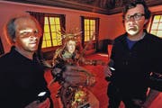 Lichtspiele im Museum: Historiker Werner Kuster (links) und Gestalter Johannes Stieger vor der Pietà im Göttersaal. (Bild: Max Tinner)