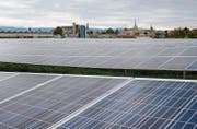 Solarpark im waadtländischen Payerne. Auch in der Solarindustrie finden Vakuumventile der VAT Group Verwendung. (Bild: ky/Jean-Christophe Bott)