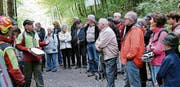 Interessante Erläuterungen im Wald der Forstgemeinschaft Rebstein-Marbach. (Bild: Max Pflüger)