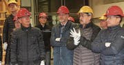 Helm und Handschuhe sind im Ausbildungstrakt Pflicht, auch für Gemeinderat Erwin Thalmann und Gemeindepräsident Elmar Metzger.