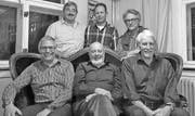 Der Vorstand (hintere Reihe, von links): Andi Nüesch (Präsident), Stefan Bischof (Aktuar) und Livio Crameri (Kassier). Die zwei Neumitglieder Carlo Thurnheer (vordere Reihe, links) und Jürg Letsch (rechts). In der Mitte sitzt Ehrendirigent und Ehrenmitglied Dölf Schelling. (Bild: pd)