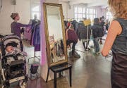 Stöbern und anprobieren beim Kleidertausch im Lagerhaus an der Davidstrasse. (Bild: Hanspeter Schiess (14. November 2015))