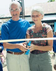 Peter und Rita Caluori weihen das neue Ausbildungszentrum in Gwagwalada ein. (Bild: pd)