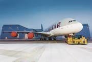 Der erste A380 für Qatar Airways vor der Airbus-Lackierhalle in Hamburg. (Bild: Bernt Lange/Airbus (Hamburg, 28. Januar 2016))
