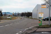 Die tödlich verunglückte Frau wollte die Unterdorfstrasse vom Industriegebiet (rechts) her überqueren. Dabei wurde sie von einem aus Jonschwil in Richtung Schwarzenbach fahrenden Automobilisten mutmasslich übersehen. (Bild: Andrea Häusler)