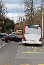 Das Auto rammte den Bus. (Bild: Stapo SG)