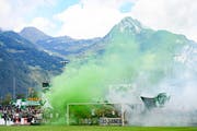 Die St.Galler Anhänger zündeten in Näfels Rauchpetarden - den Präsidenten des FC Linth hat das wenig gestört. (Bild: GIAN EHRENZELLER (KEYSTONE))