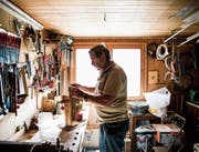 In seinem Freizeitbereich: Köbi Hofstetter stellt immer neue Unikate her in seiner gut ausgerüsteten Werkstatt. (Bilder: Mareycke Frehner)