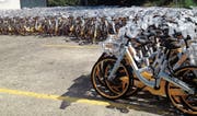Die O-Bikes stehen auf dem Parkplatz einer Garage an der Langgasse bereit. Ab wann sie zum Einsatz kommen, ist unklar. (Bild: Nina Rudnicki)