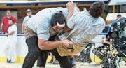 Daniel Bösch (links) drückt den Appenzeller Michael Bless auf den Rücken. (Bild: PD)