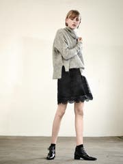 Modern: Kuscheliger Strickpulli und Jupes mit Lingerie-Anklang. (Bild: Designers Remix)