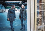 Heute nur eine Lagerhalle, morgen vielleicht schon ein Containerdorf: Jasmin Häne (links) und Gabriela Falkner im «Lattich» auf dem Güterbahnhof-Areal. (Bild: Ralph Ribi)