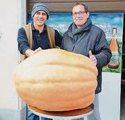 Bagatharan und Mäder (rechts) mit Riesenkürbis. (Bild: Marcel Jud)