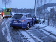 In Uzwil prallte das Auto eines 19-Jährigen gegen einen Baum. (Bild: Kapo)
